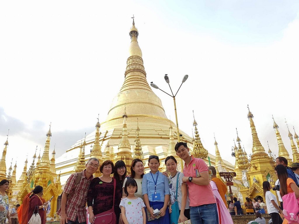 photo of eight people in shwedagon pagoda