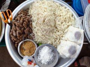 This is the photo of Myanmar rice snacks in Bogyoke Market.