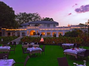 photo of whole restaurant view with colonial mansion