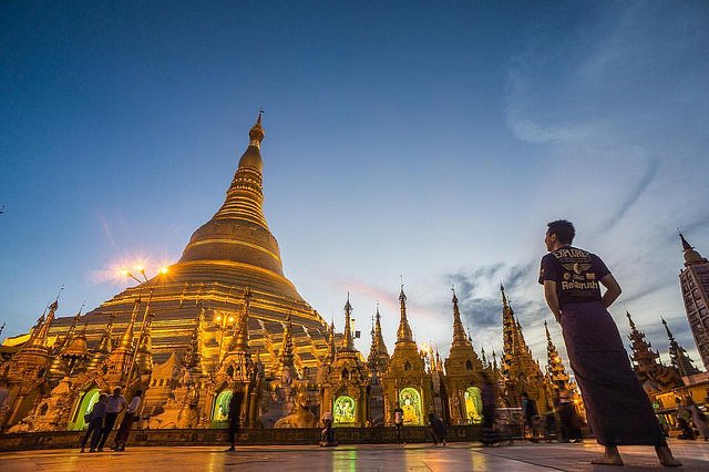 a men staring at Shwedagon Pagoda