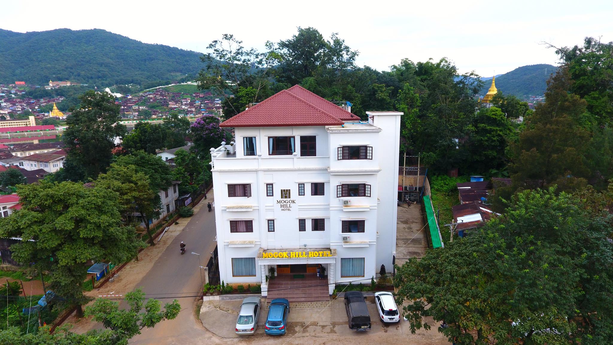 entire building photo of Mogok Hill Hotel